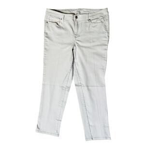 W62 Woman Signature Fit Relaxed Crop White Jeans – Size 14